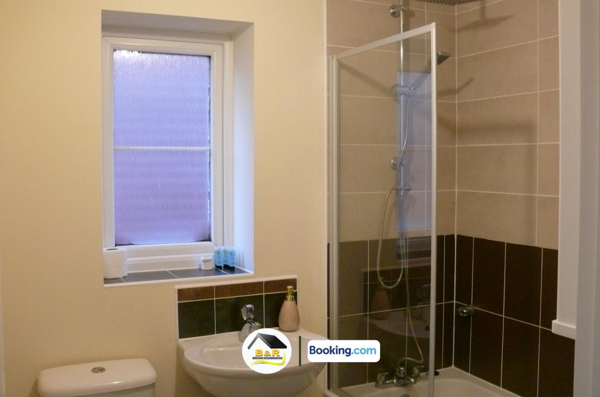 3 Bedroom House By B And R Serviced Accommodation Amesbury With Super Fast Wi-Fi 145Mbps Esterno foto